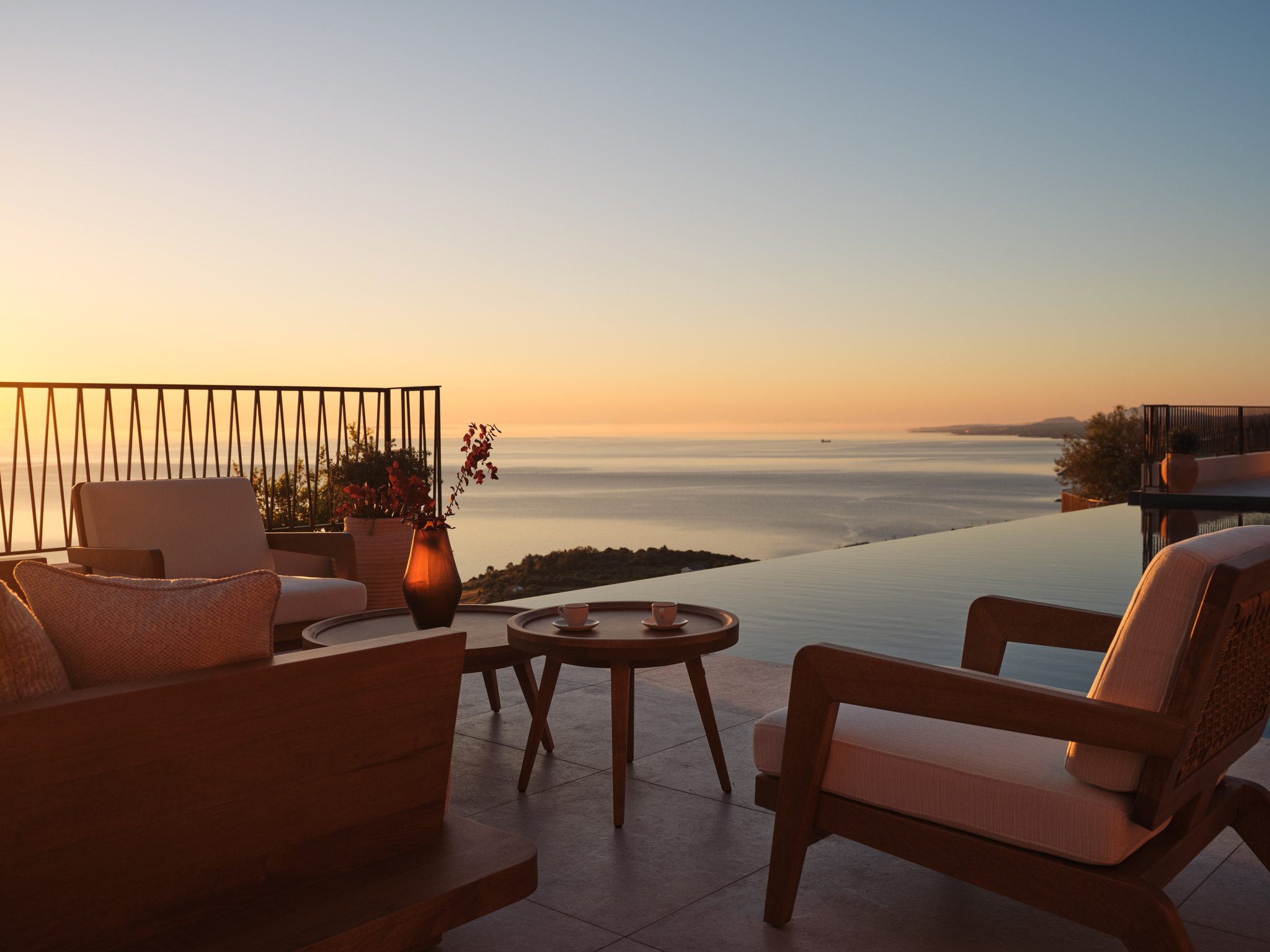 Elegant Villa Exterior & Infinity Pool.